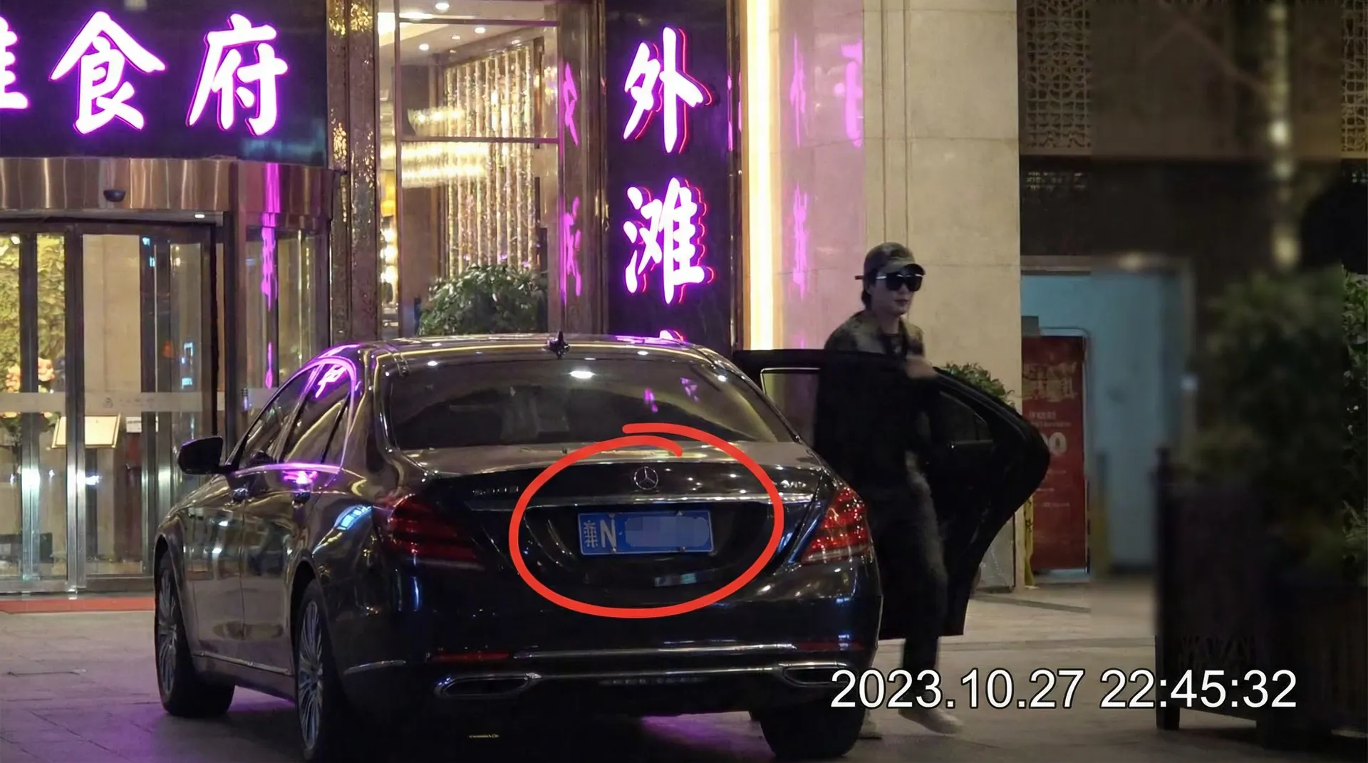 BT游戏网站 - 豪车餐厅外偷拍
